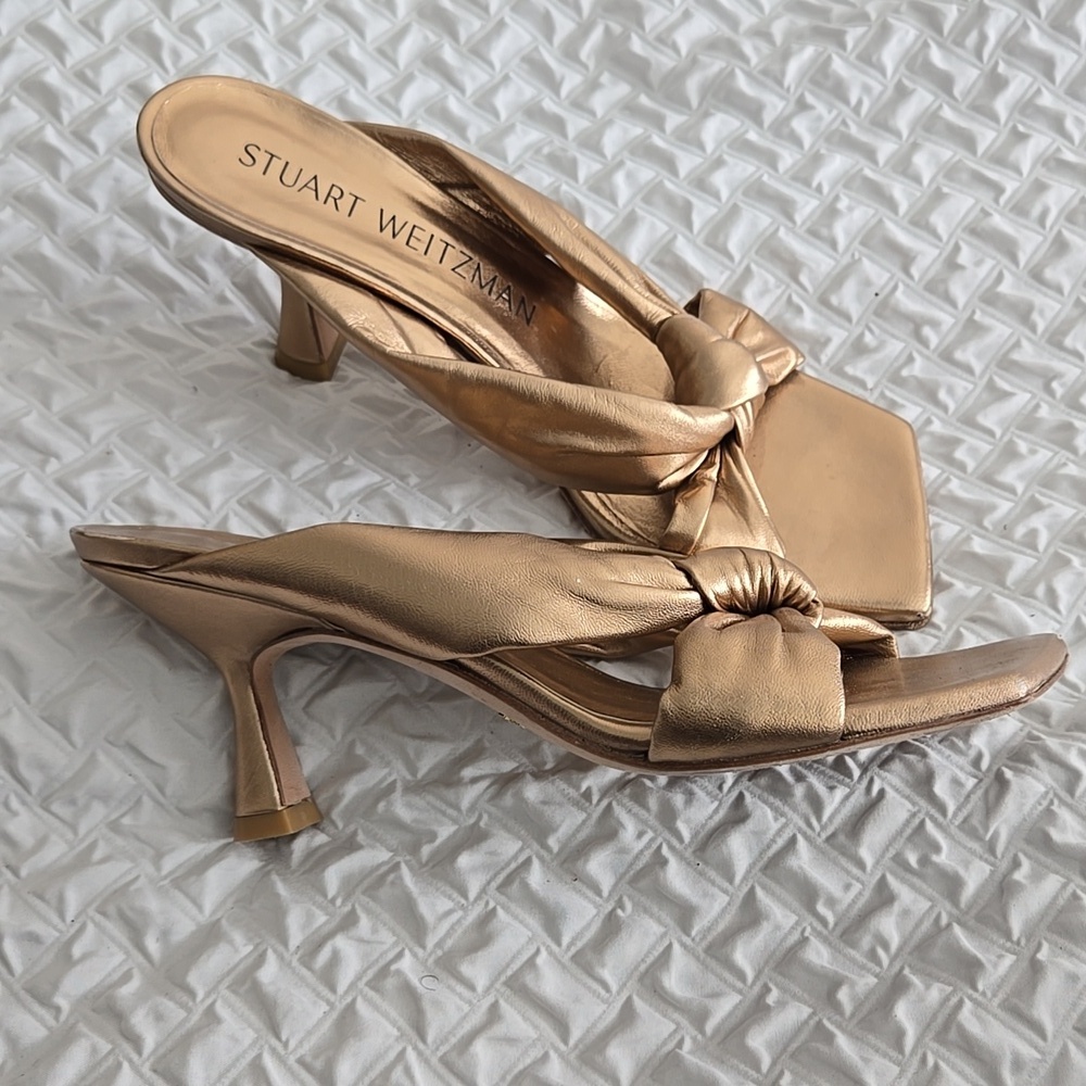 Stuart Weitzman Playa 55 mm Knot Metallic Sandal  Elegant Modern Minimalist 8.5B